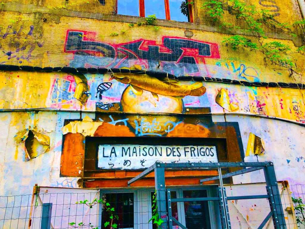 La Maison Des Frigos Entrance